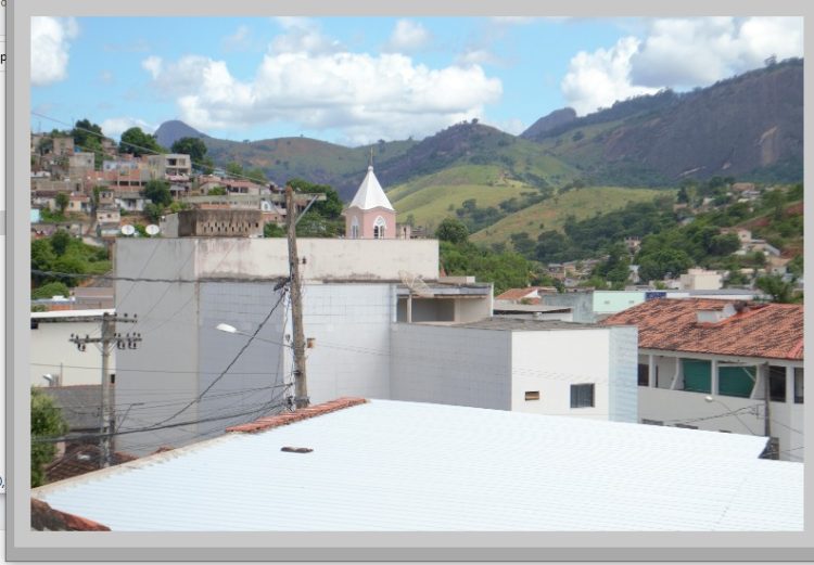 Vende-se uma  casa no coração da cidade;  Realize seu sonho de morar no centro de Mantena; veja as fotos