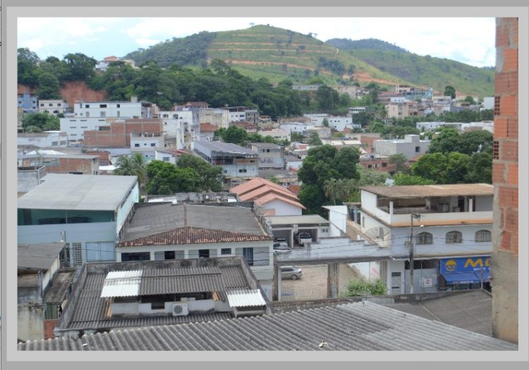 Vende-se uma  casa no coração da cidade;  Realize seu sonho de morar no centro de Mantena; veja as fotos