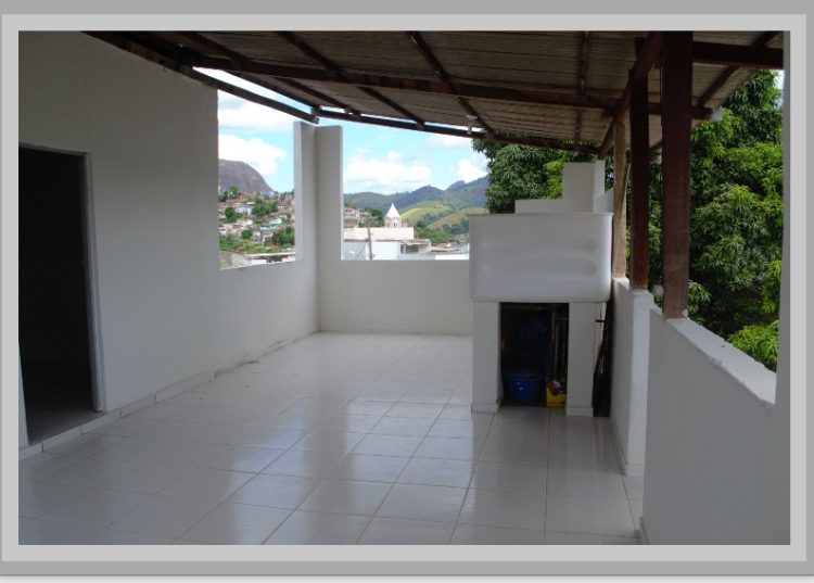 Vende-se uma  casa no coração da cidade;  Realize seu sonho de morar no centro de Mantena; veja as fotos