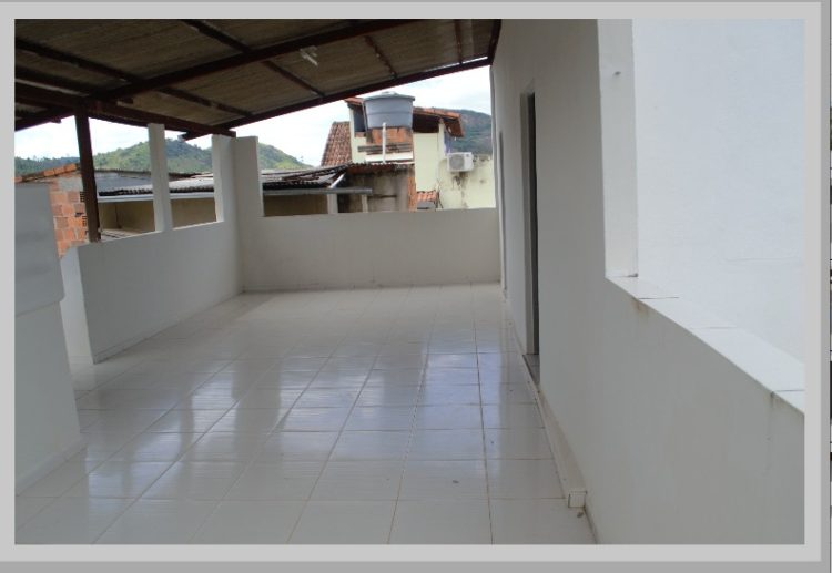 Vende-se uma  casa no coração da cidade;  Realize seu sonho de morar no centro de Mantena; veja as fotos