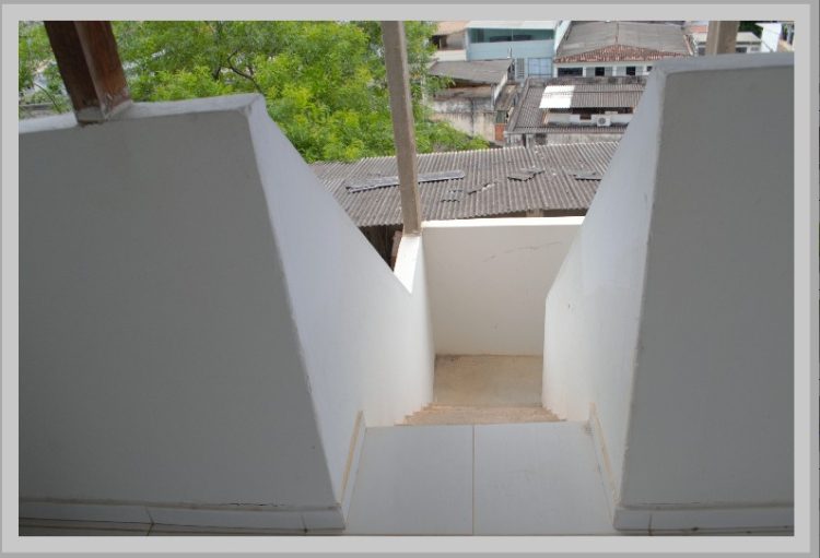 Vende-se uma  casa no coração da cidade;  Realize seu sonho de morar no centro de Mantena; veja as fotos