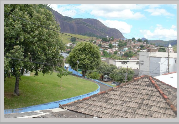 Vende-se uma  casa no coração da cidade;  Realize seu sonho de morar no centro de Mantena; veja as fotos