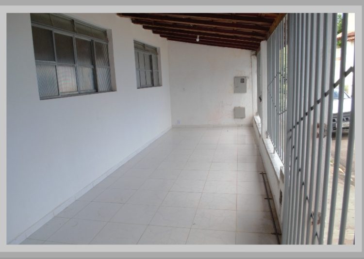 Vende-se uma  casa no coração da cidade;  Realize seu sonho de morar no centro de Mantena; veja as fotos