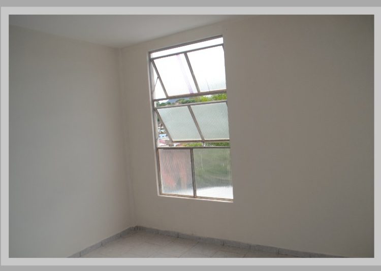 Vende-se uma  casa no coração da cidade;  Realize seu sonho de morar no centro de Mantena; veja as fotos
