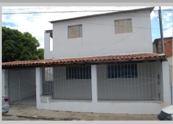 Vende-se uma casa no coração da cidade; Realize seu sonho de morar no centro de Mantena; veja as fotos