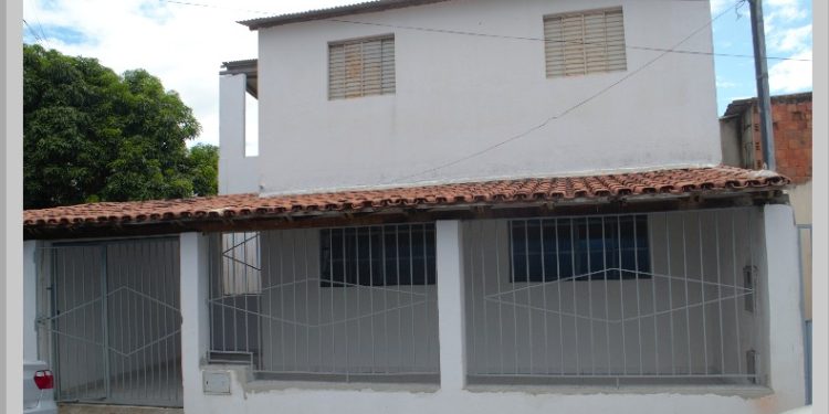 Vende-se uma  casa no coração da cidade;  Realize seu sonho de morar no centro de Mantena; veja as fotos