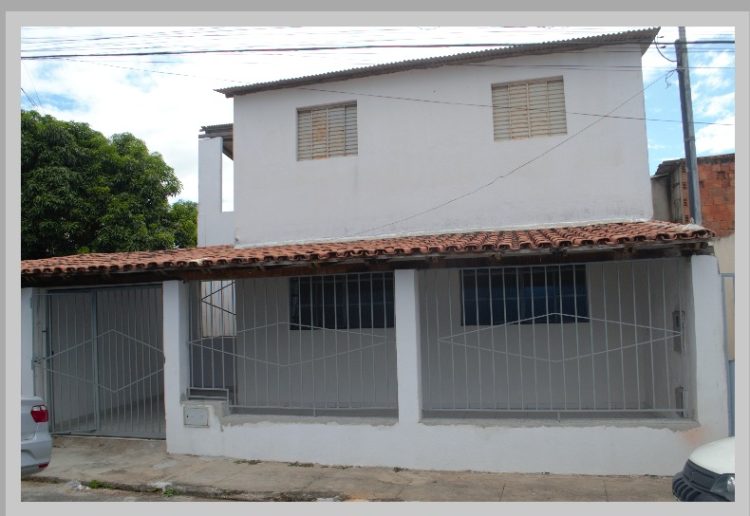 Vende-se uma  casa no coração da cidade;  Realize seu sonho de morar no centro de Mantena; veja as fotos