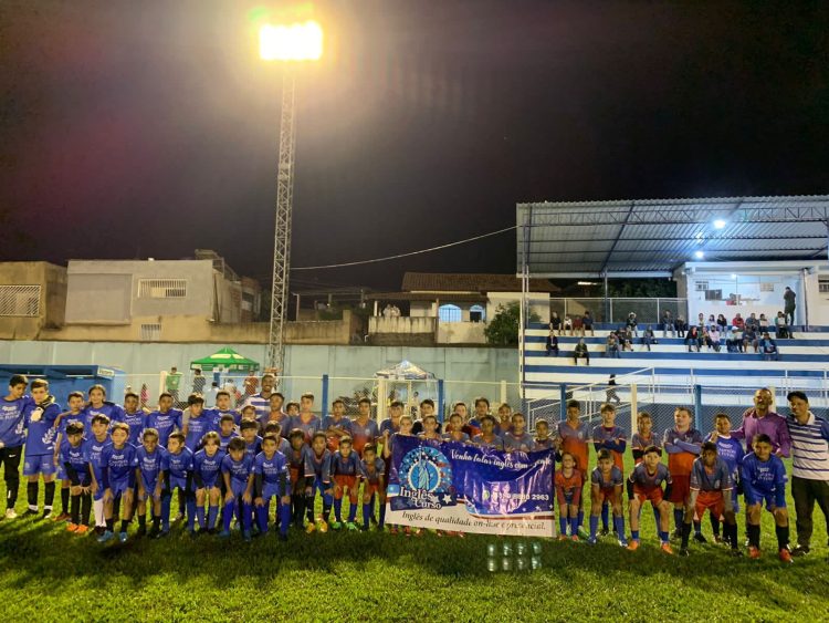É campeão:  Em noite de gala  Bragantino nos aspirantes  e  Vila Nova  nos titulares  erguem a Taça Cidade Mantena  2022 
