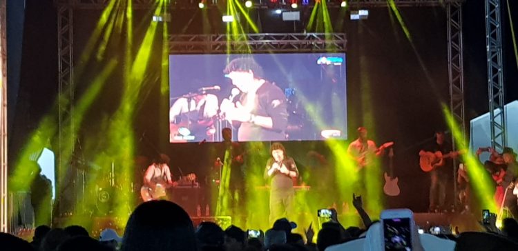 Nem a  chuva e  nem a  falta de energia  tiram o brilho de Teodoro & Sampaio  na  Festa  de  79 anos  de  Mantena; Imagens: Cloves Mendes