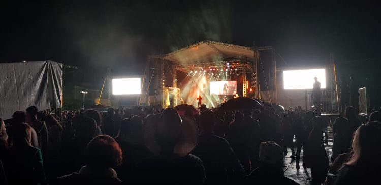 Nem a  chuva e  nem a  falta de energia  tiram o brilho de Teodoro & Sampaio  na  Festa  de  79 anos  de  Mantena; Imagens: Cloves Mendes