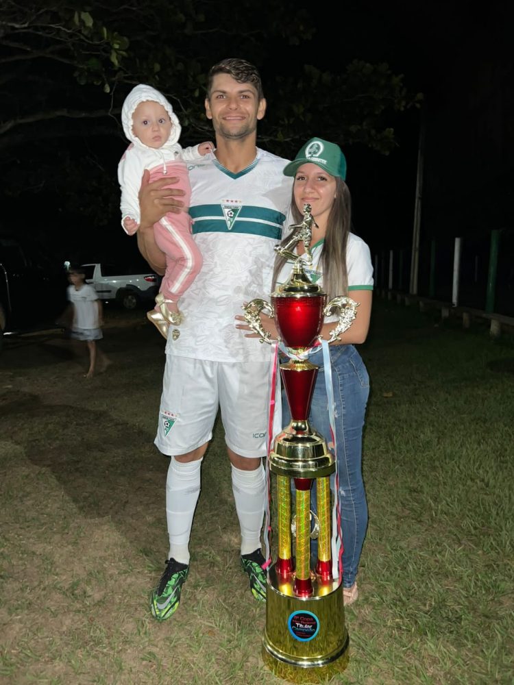 A  superação e a  volta por cima do zagueiro Ricardo  Guerra , campeão invicto da Taça Cidade  pelo Vila Nova de  Mantena 