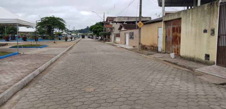 Professor Del pede asfalto nas Avenidas Antônio Matheus e Agostinho Anísio na Praça Edite Trindade no bairro  Vila Nova em Mantena