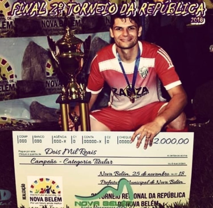 A  superação e a  volta por cima do zagueiro Ricardo  Guerra , campeão invicto da Taça Cidade  pelo Vila Nova de  Mantena 