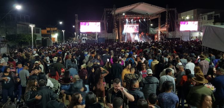Nem a  chuva e  nem a  falta de energia  tiram o brilho de Teodoro & Sampaio  na  Festa  de  79 anos  de  Mantena; Imagens: Cloves Mendes