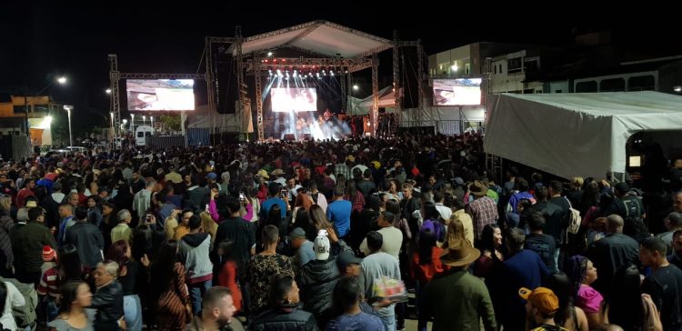 Nem a  chuva e  nem a  falta de energia  tiram o brilho de Teodoro & Sampaio  na  Festa  de  79 anos  de  Mantena; Imagens: Cloves Mendes