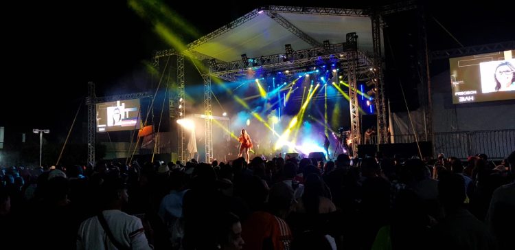 Nem a  chuva e  nem a  falta de energia  tiram o brilho de Teodoro & Sampaio  na  Festa  de  79 anos  de  Mantena; Imagens: Cloves Mendes