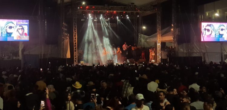 Nem a  chuva e  nem a  falta de energia  tiram o brilho de Teodoro & Sampaio  na  Festa  de  79 anos  de  Mantena; Imagens: Cloves Mendes