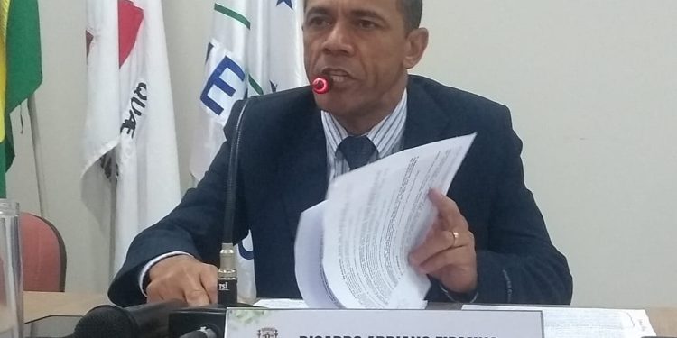  Presidente Sargento Ricardo ressalta a importância da visita dos alunos do 6º ano  do CEB  em reunião da Câmara Municipal de Mantena 