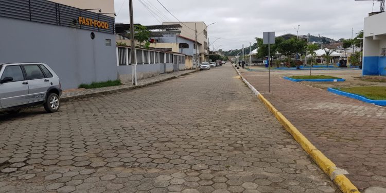 Professor Del pede asfalto nas Avenidas Antônio Matheus e Agostinho Anísio na Praça Edite Trindade no bairro  Vila Nova em Mantena