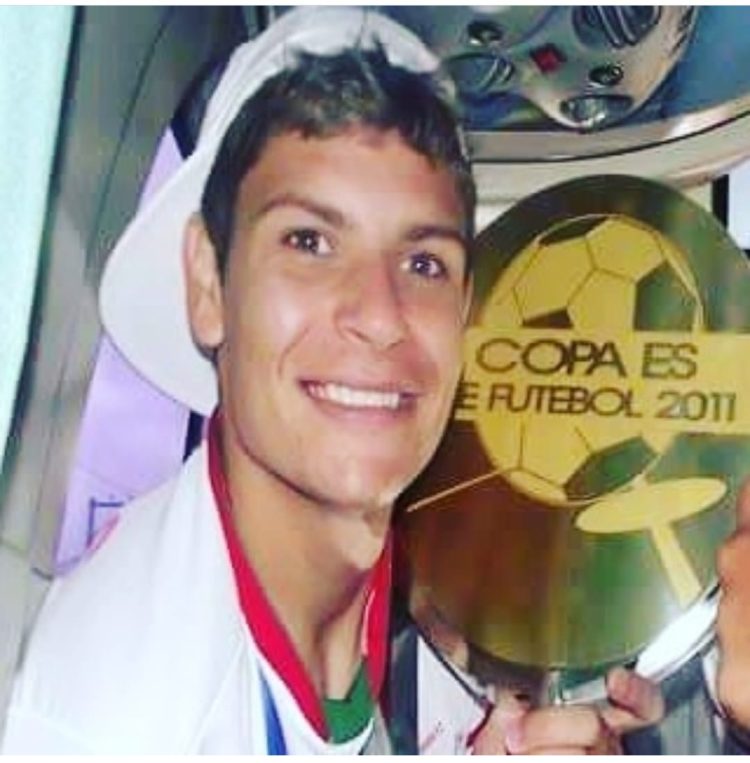 A  superação e a  volta por cima do zagueiro Ricardo  Guerra , campeão invicto da Taça Cidade  pelo Vila Nova de  Mantena 