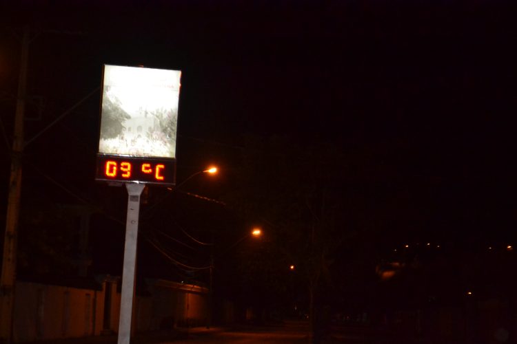 Recorde: Madrugada de sexta-feira, (20),  muito  gelada  termômetro mostra  temperatura de  até 8,0 graus e pode ter sido o dia mais frio  do ano  em Mantena