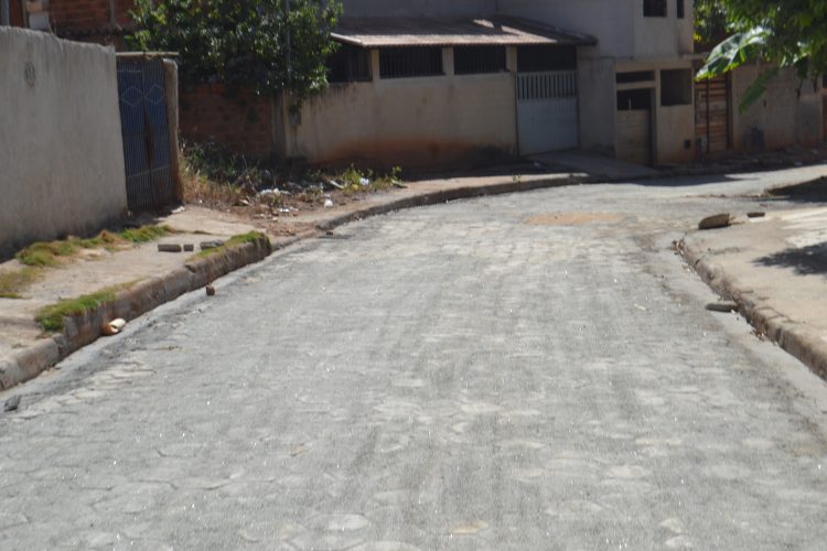Imagem da Semana: Substituição de asfalto emburacado  por bloquetes é uma realidade na rua Crisântemo no bairro Boa Esperança em Mantena 