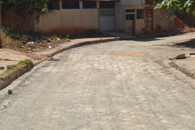 Imagem da Semana: Substituição de asfalto emburacado  por bloquetes é uma realidade na rua Crisântemo no bairro Boa Esperança em Mantena 