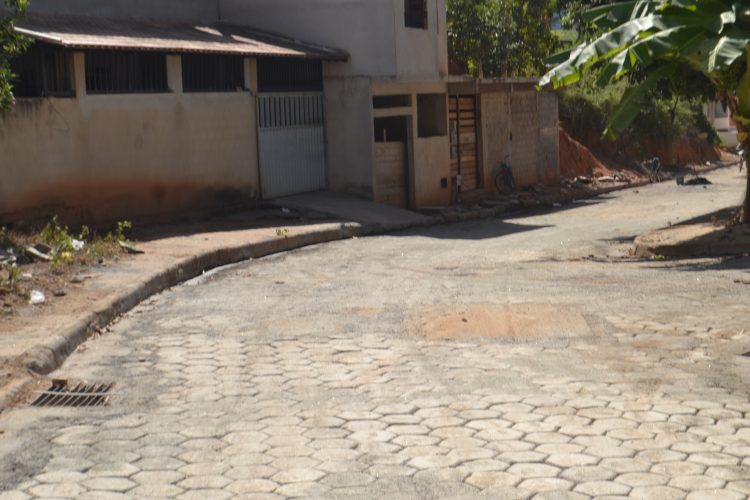 Imagem da Semana: Substituição de asfalto emburacado  por bloquetes é uma realidade na rua Crisântemo no bairro Boa Esperança em Mantena 