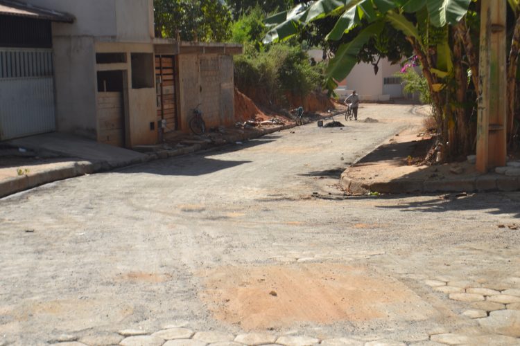 Imagem da Semana: Substituição de asfalto emburacado  por bloquetes é uma realidade na rua Crisântemo no bairro Boa Esperança em Mantena 