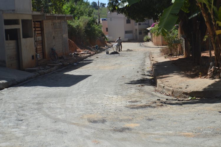 Imagem da Semana: Substituição de asfalto emburacado  por bloquetes é uma realidade na rua Crisântemo no bairro Boa Esperança em Mantena 