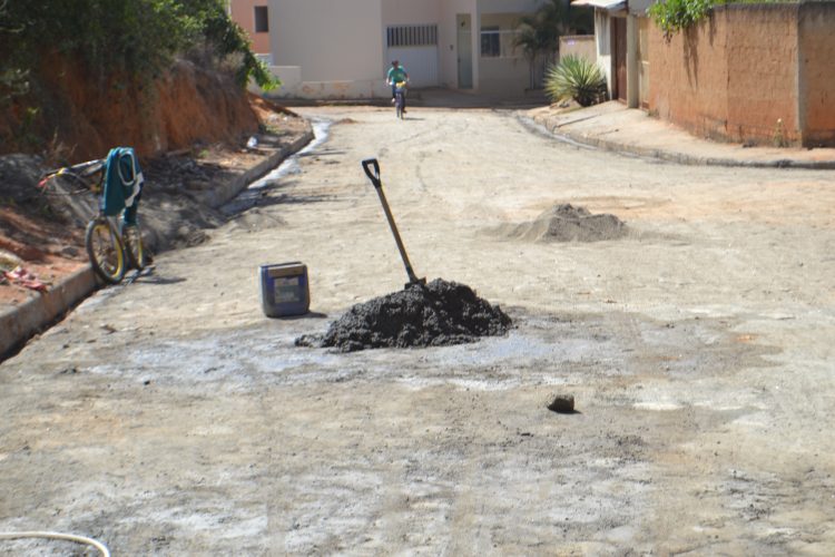 Imagem da Semana: Substituição de asfalto emburacado  por bloquetes é uma realidade na rua Crisântemo no bairro Boa Esperança em Mantena 