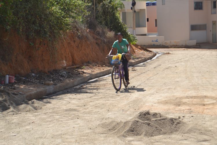 Imagem da Semana: Substituição de asfalto emburacado  por bloquetes é uma realidade na rua Crisântemo no bairro Boa Esperança em Mantena 