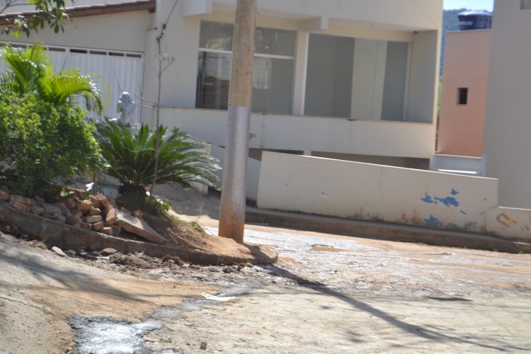 Imagem da Semana: Substituição de asfalto emburacado  por bloquetes é uma realidade na rua Crisântemo no bairro Boa Esperança em Mantena 