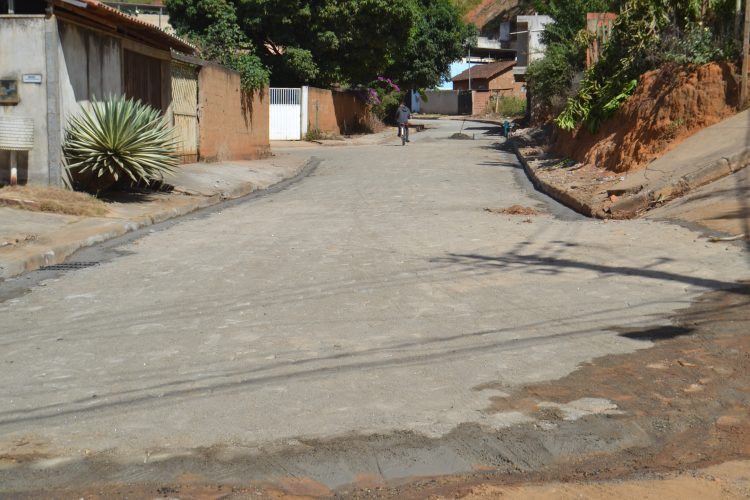 Imagem da Semana: Substituição de asfalto emburacado  por bloquetes é uma realidade na rua Crisântemo no bairro Boa Esperança em Mantena 