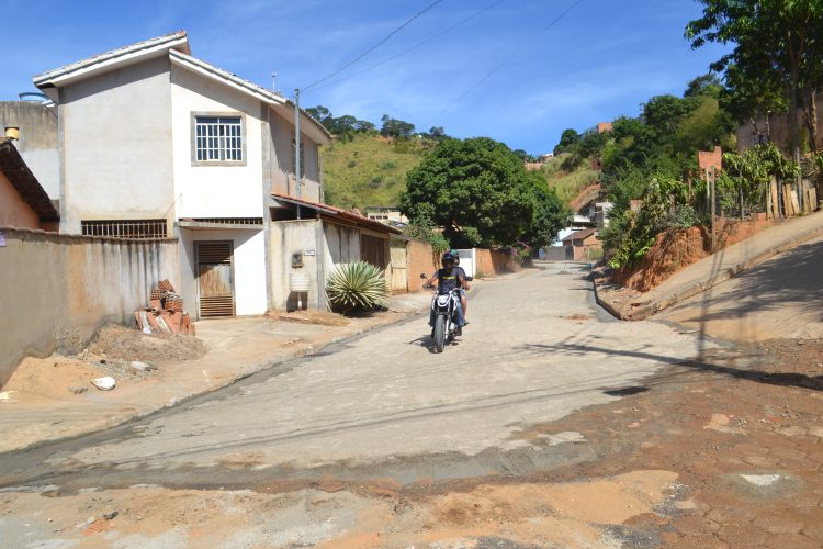 Imagem da Semana: Substituição de asfalto emburacado  por bloquetes é uma realidade na rua Crisântemo no bairro Boa Esperança em Mantena 