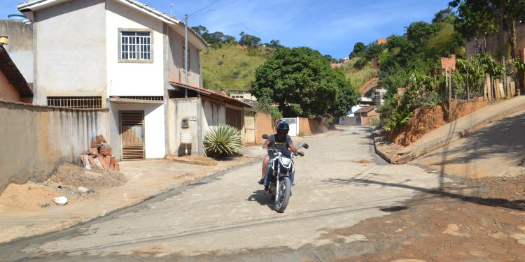 Imagem da Semana: Substituição de asfalto emburacado  por bloquetes é uma realidade na rua Crisântemo no bairro Boa Esperança em Mantena 