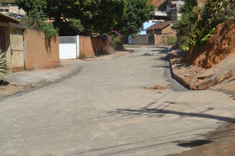 Imagem da Semana: Substituição de asfalto emburacado  por bloquetes é uma realidade na rua Crisântemo no bairro Boa Esperança em Mantena 