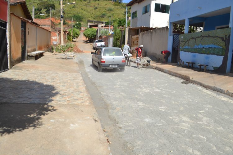 Imagem da Semana: Substituição de asfalto emburacado  por bloquetes é uma realidade na rua Crisântemo no bairro Boa Esperança em Mantena 