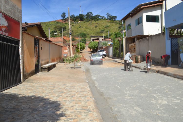 Imagem da Semana: Substituição de asfalto emburacado  por bloquetes é uma realidade na rua Crisântemo no bairro Boa Esperança em Mantena 