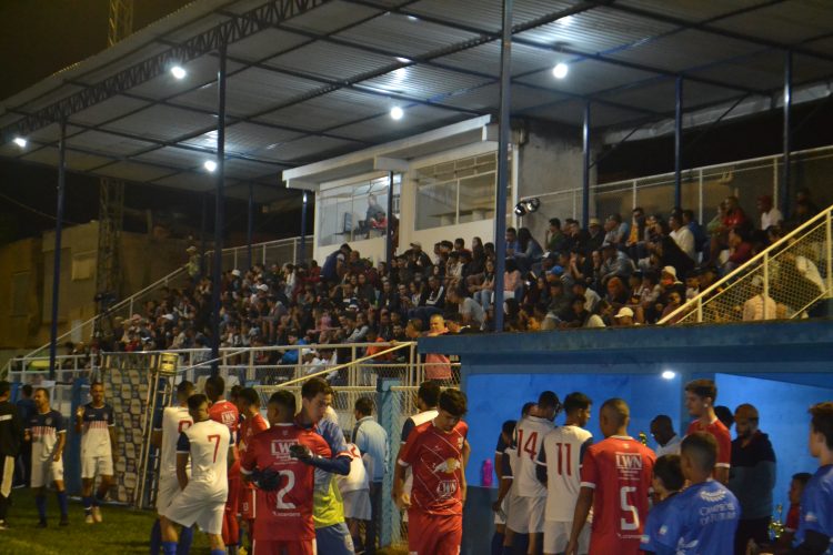 É campeão:  Em noite de gala  Bragantino nos aspirantes  e  Vila Nova  nos titulares  erguem a Taça Cidade Mantena  2022 