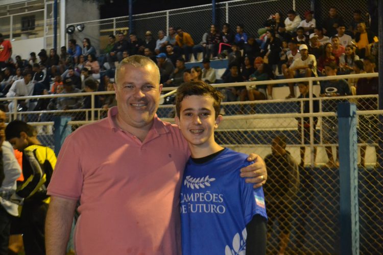 É campeão:  Em noite de gala  Bragantino nos aspirantes  e  Vila Nova  nos titulares  erguem a Taça Cidade Mantena  2022 
