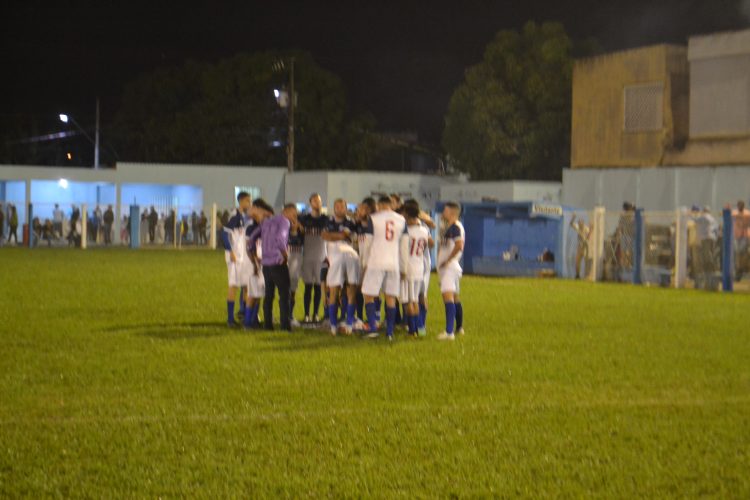 É campeão:  Em noite de gala  Bragantino nos aspirantes  e  Vila Nova  nos titulares  erguem a Taça Cidade Mantena  2022 