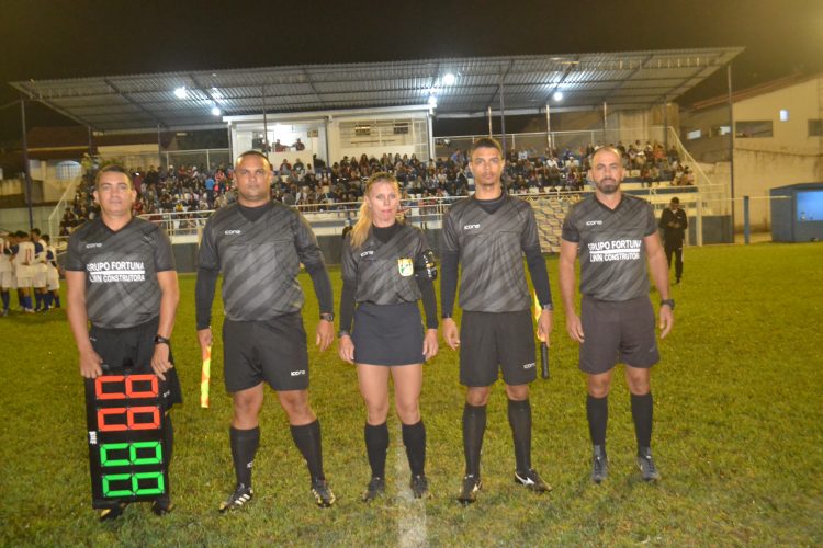 É campeão:  Em noite de gala  Bragantino nos aspirantes  e  Vila Nova  nos titulares  erguem a Taça Cidade Mantena  2022 