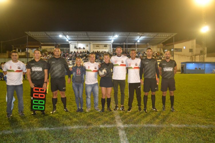 É campeão:  Em noite de gala  Bragantino nos aspirantes  e  Vila Nova  nos titulares  erguem a Taça Cidade Mantena  2022 