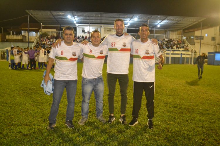É campeão:  Em noite de gala  Bragantino nos aspirantes  e  Vila Nova  nos titulares  erguem a Taça Cidade Mantena  2022 