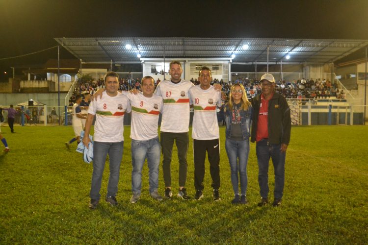 É campeão:  Em noite de gala  Bragantino nos aspirantes  e  Vila Nova  nos titulares  erguem a Taça Cidade Mantena  2022 