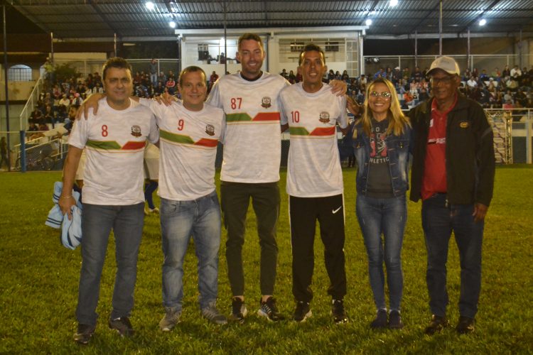 É campeão:  Em noite de gala  Bragantino nos aspirantes  e  Vila Nova  nos titulares  erguem a Taça Cidade Mantena  2022 