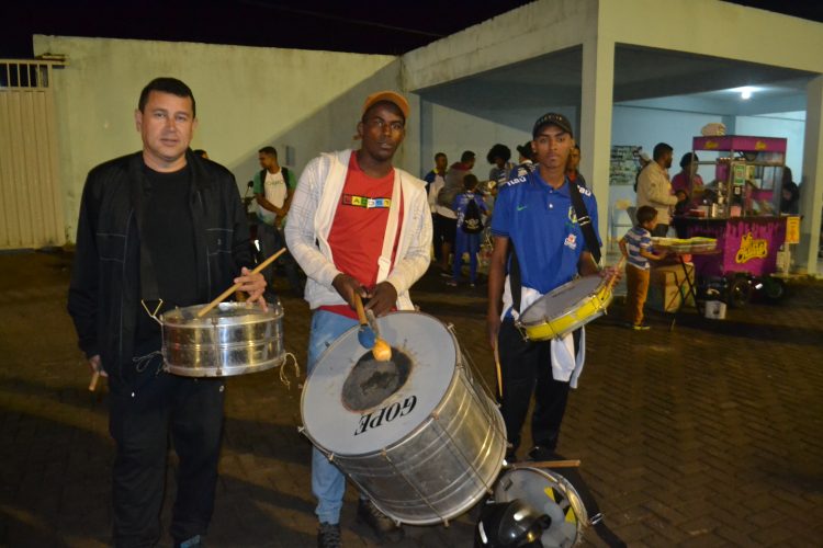 É campeão:  Em noite de gala  Bragantino nos aspirantes  e  Vila Nova  nos titulares  erguem a Taça Cidade Mantena  2022 