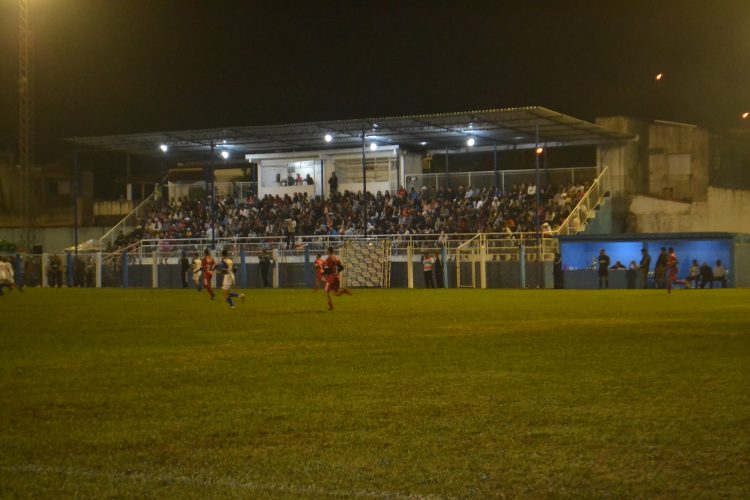 É campeão:  Em noite de gala  Bragantino nos aspirantes  e  Vila Nova  nos titulares  erguem a Taça Cidade Mantena  2022 