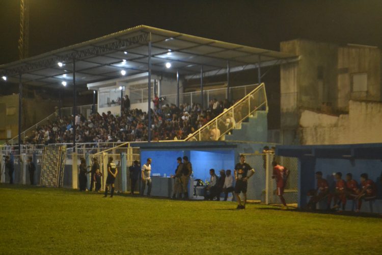 É campeão:  Em noite de gala  Bragantino nos aspirantes  e  Vila Nova  nos titulares  erguem a Taça Cidade Mantena  2022 